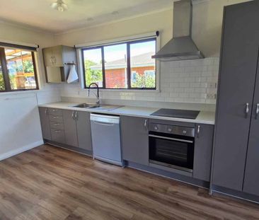 Tidy 1950’s Home - Photo 4