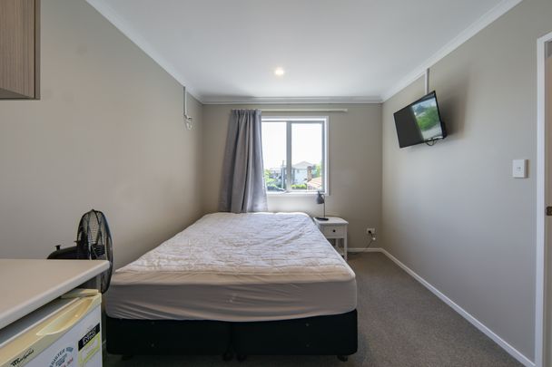 Convenient All inclusive 1-Bedroom with Ensuite - Walking Distance to Waikato Hospital - Photo 1