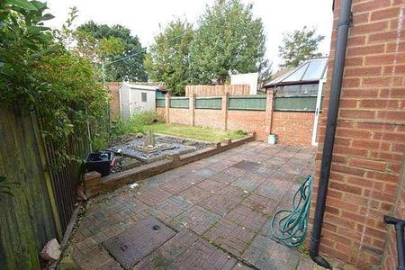 Bedroom Semi-detached House In Farnham, GU9 - Photo 3