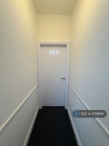 4 bedroom end of terrace house to rent - Photo 2