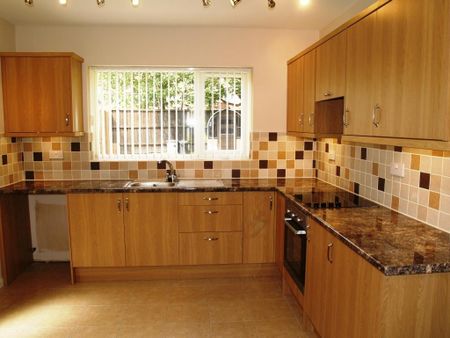 3 bedroom end of terrace house to rent - Photo 2