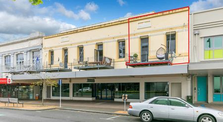 Dreamy CBD Living - Carpark Available - Photo 4