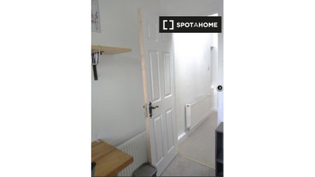 Room in a 2-Bedroom apartment for rent in Ballygall, Dublin - Photo 5