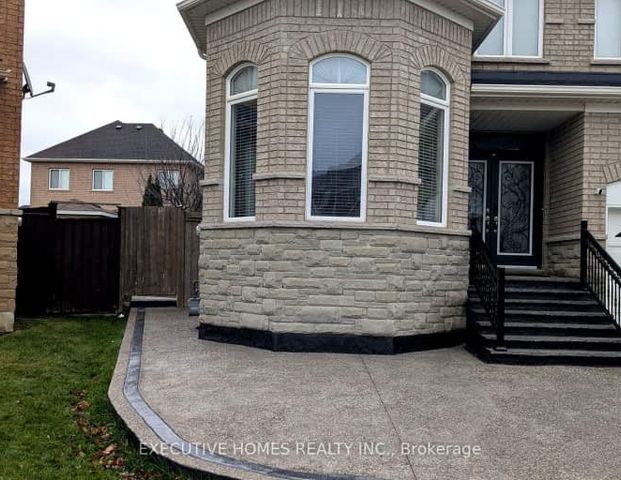 383 McCartney Crescent - Photo 1