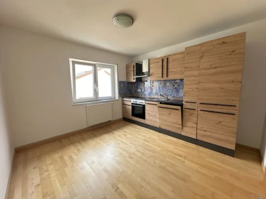 ZUR MIETE - Attraktive und renovierte 3-Zimmer-Wohnung mit Freisitz und Stellplatz - Foto 1