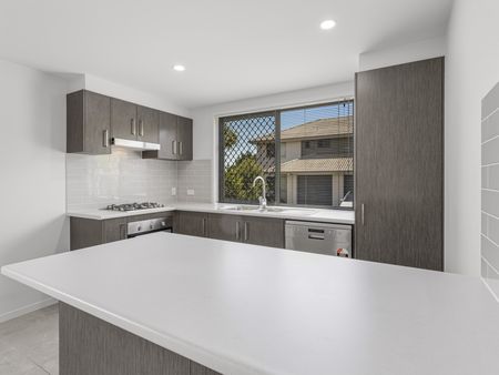HUGE Townhouse with garden shed for storage!! - Photo 4