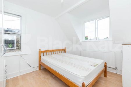 Top floor one double bedroom flat conveniently located close to transport - Photo 3