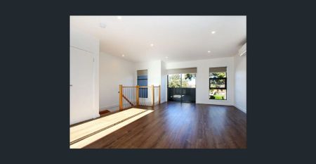 Modern three-bedroom townhouse in a quiet and well connected location - Photo 5