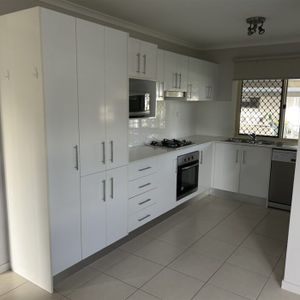 Furnished 2 bdrm Unit - Photo 3