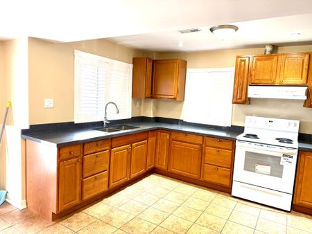 For Lease - 47 Wyman Crescent Unit# BSMT, Bradford West Gwillimbury, Ontario - Photo 4