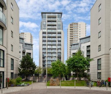 3 bedroom flat in Pump House Crescent - Photo 1