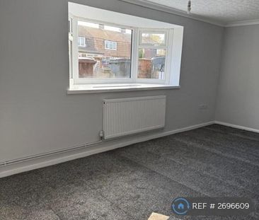 4 bedroom semi-detached house to rent - Photo 2