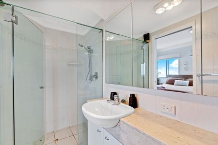 Picnic Point – Three Bedroom Penthouse with Private Roof Top Garden! - Photo 2