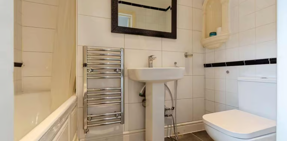 1 bedroom in a house share to rent - Photo 2