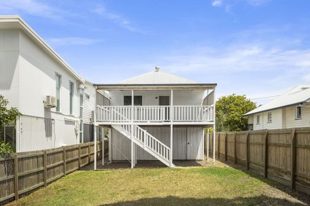 Charming Renovated Cottage in the Heart of Windsor! - Photo 4