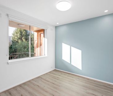 Light-Filled Top Floor Living in a Prime St Kilda Location - Photo 6