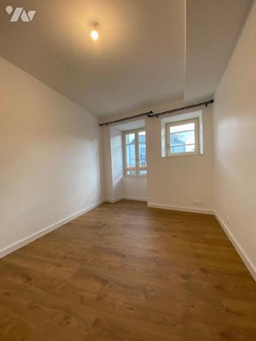 Maison à louer - TINTENIAC (35190) - Centre - Maison à louer comprenant en rdc: un salon/séjour... - Photo 3