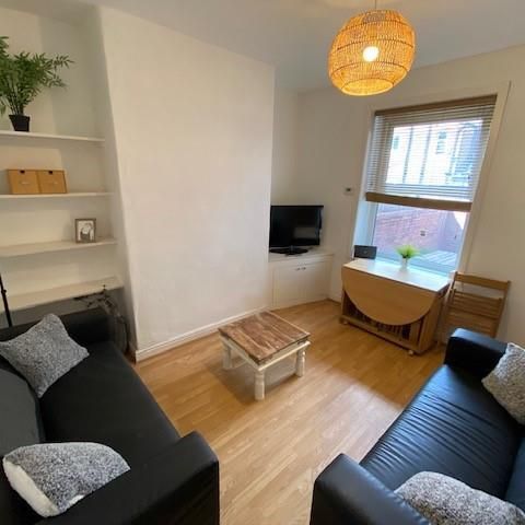 5 bedroom private hall to rent - Photo 1