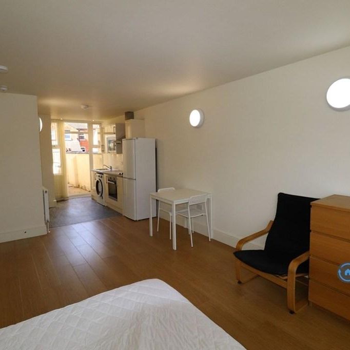 Studio to rent - Photo 1