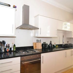 2 bedroom flat in London - Photo 2