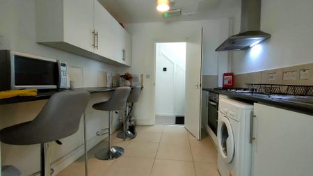 House of multiple occupation to rent - Photo 5