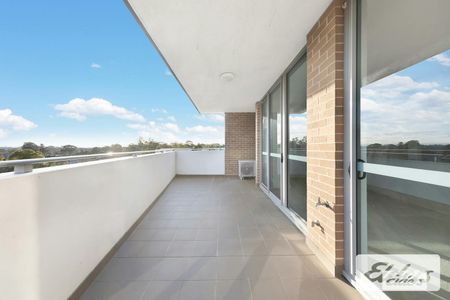 Modern Apartment with View - Photo 2