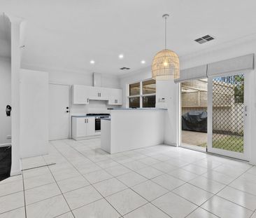 Spacious & Stylish Detached Homette Just 800m to the Beach - Photo 5