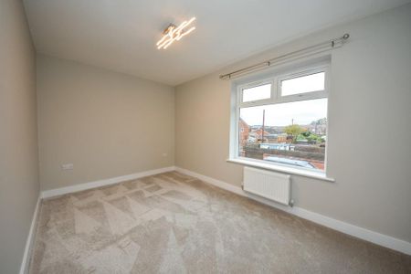 3 bedroom end of terrace house to rent - Photo 2