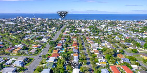 3 Bedroom Family home in centra pocket Contact Julie Sykes 0438 050 110 - Photo 3