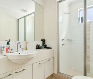 MODERN 3-BEDROOM TOWNHOUSE IN ERSKINE - Photo 1