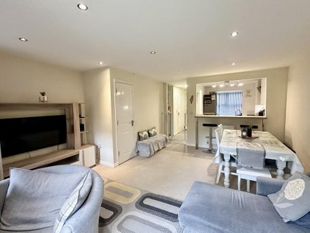 4 bedroom end of terrace house to rent - Photo 2