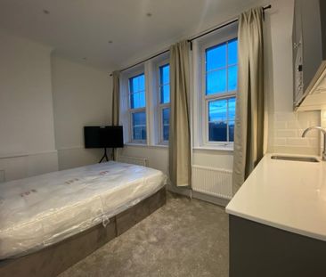 Studio Flat, Wandsworth High Street, SW18 - Photo 1