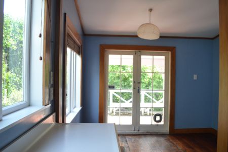 Central Three-Bedroom Home - Photo 2