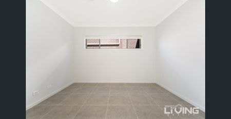 This Designed Double Storey Brand New 5 Beds 3 baths with single lock-up Garage House For Lease - Photo 4