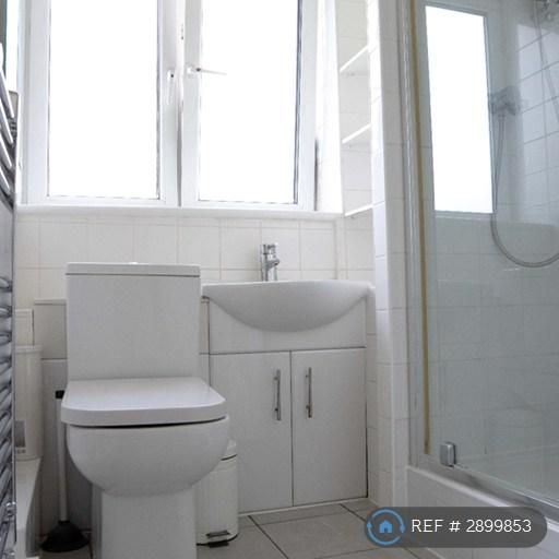 1 bedroom in a flat share to rent - Photo 1