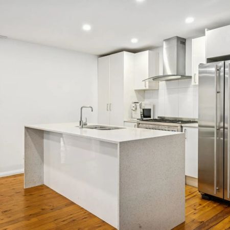 SPACIOUS 2 BEDROOM IN CONVIENENT LOCATION - Photo 3