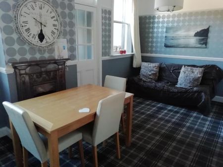 3 bedroom semi-detached house to rent - Photo 2