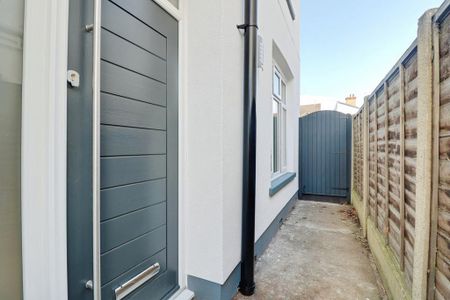 3 bedroom semi-detached house to rent - Photo 3