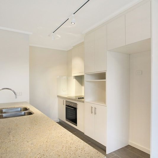 Two Bedroom Apartment - Centrally Located in Heart of Carnegie - Photo 2