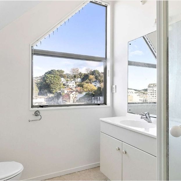 Master Bedroom with Ensuite – Central City Location - Photo 1