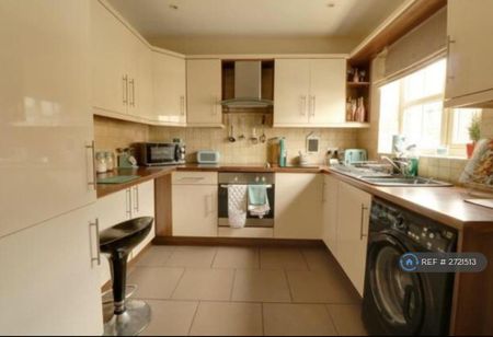3 bedroom semi-detached house to rent - Photo 5
