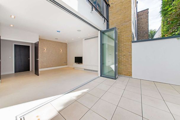 A stunning three bedroom apartment with direct lift access, two private patios and wooden floors throughout in a prime Chelsea location. - Photo 1