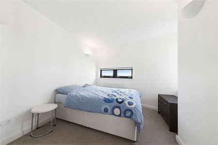 Ocean Wharf is located within a secure gated complex within 0.6 miles of Canary Wharf with its wealth of shops and amenities and also with the park close by. - Photo 2
