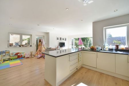 Warren Road Godalming, Surrey - 3 bedrooms Property for lettings - Seymours - Photo 5