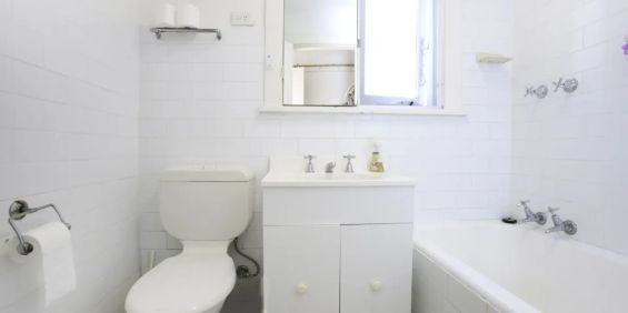 Bright One-Bedroom Apartment in Prime Beachside Location - Photo 3