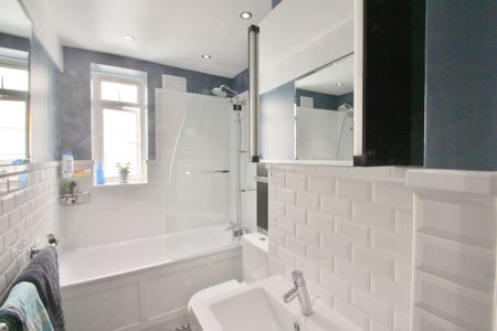 Latymer Court, Hammersmith Road, Hammersmith, London, W6 - Photo 4