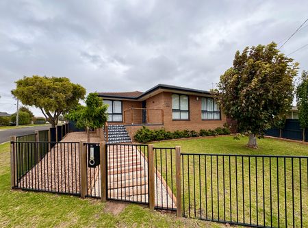 Spacious Home with Double Garage - Photo 2