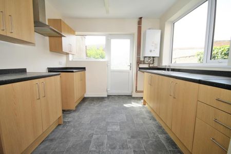 3 bedroom terraced house to rent - Photo 5