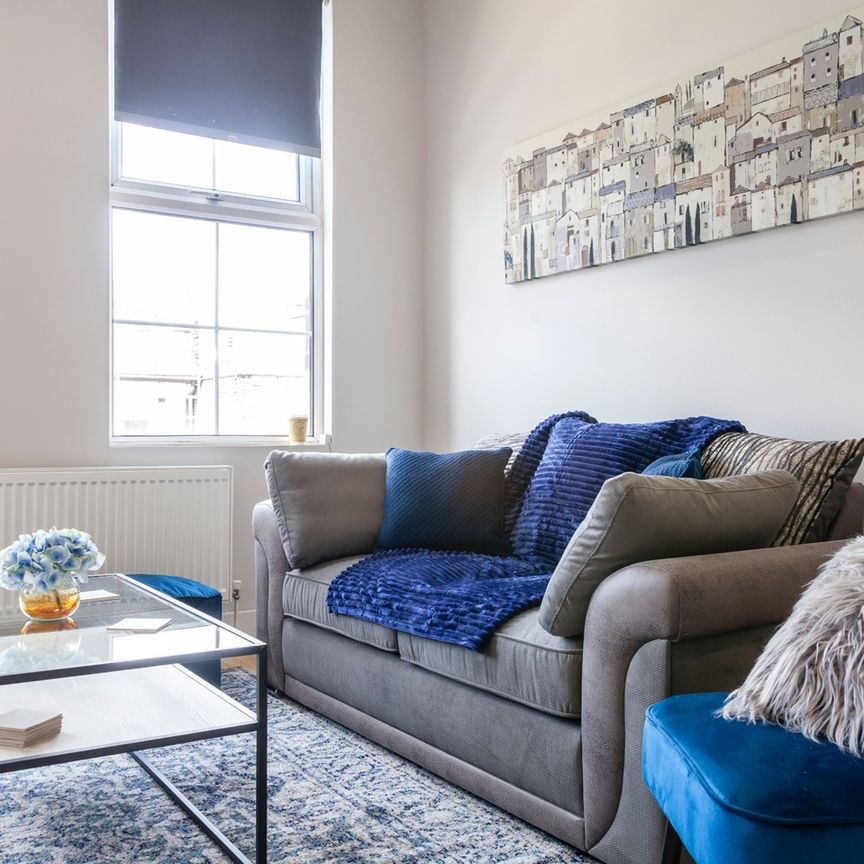 2 Bed Flat, North End Road, SW6 - Photo 1