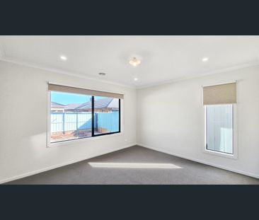 Impressive 4 Bedroom Family Home in Lollipop Estate! - Photo 3